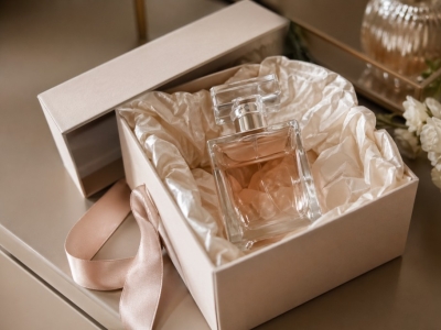 Perfumy na prezent – gdzie znaleźć idealny zapach dla niej i dla niego?